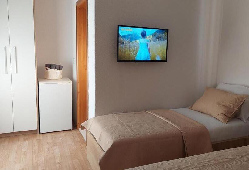 اتاق استاندارد سه نفره, Royal Apartments