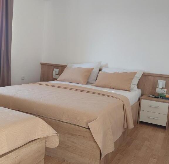 اتاق استاندارد سه نفره, Royal Apartments