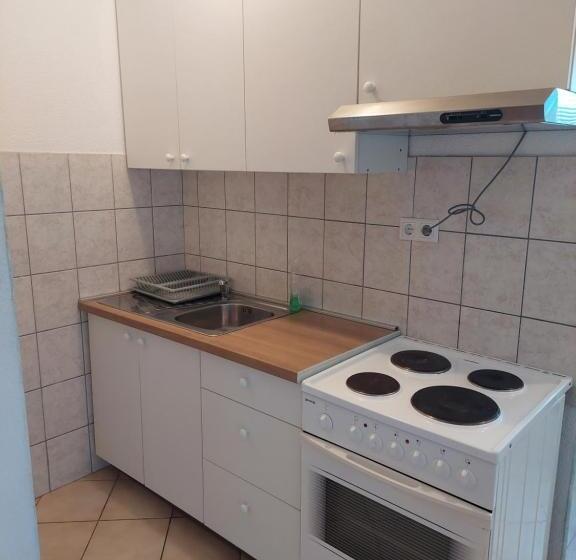 اتاق استاندارد سه تخته با بالکن, Royal Apartments