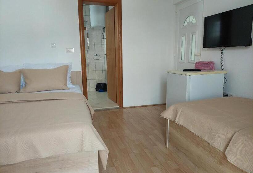 اتاق استاندارد سه تخته با بالکن, Royal Apartments