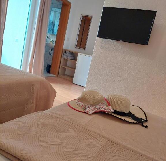 اتاق استاندارد سه تخته با بالکن, Royal Apartments