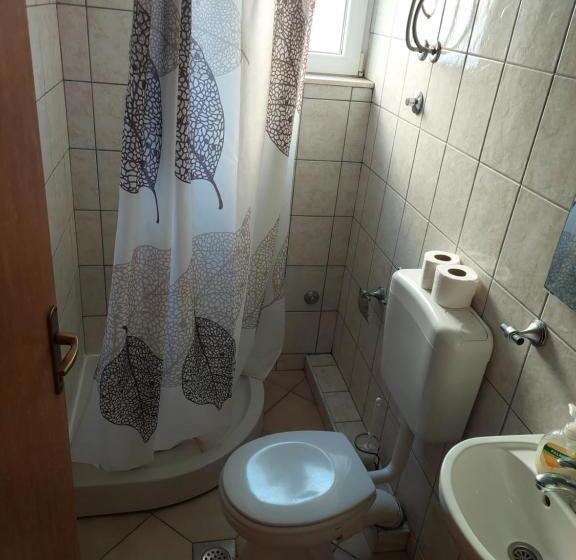 اتاق استاندارد سه تخته با بالکن, Royal Apartments