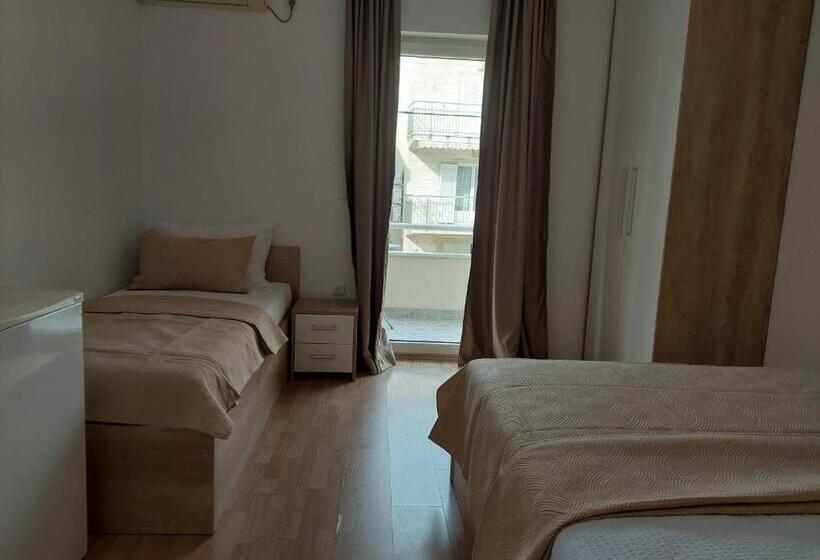 اتاق استاندارد سه تخته با بالکن, Royal Apartments