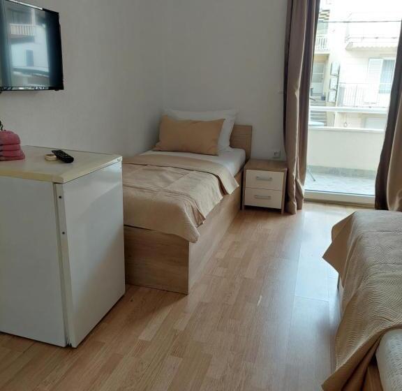 اتاق استاندارد سه تخته با بالکن, Royal Apartments