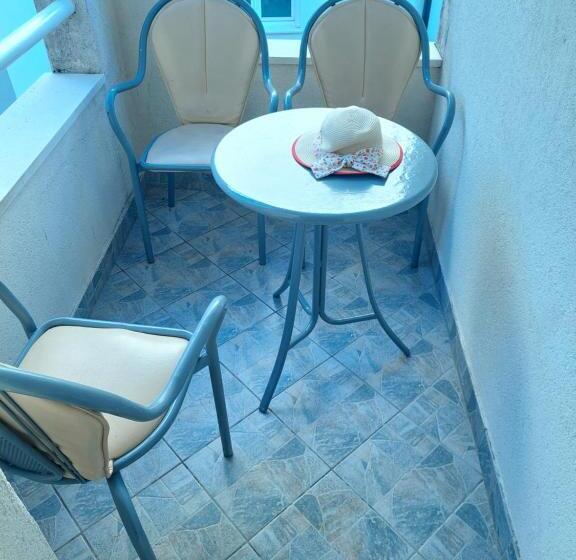 اتاق استاندارد سه تخته با بالکن, Royal Apartments