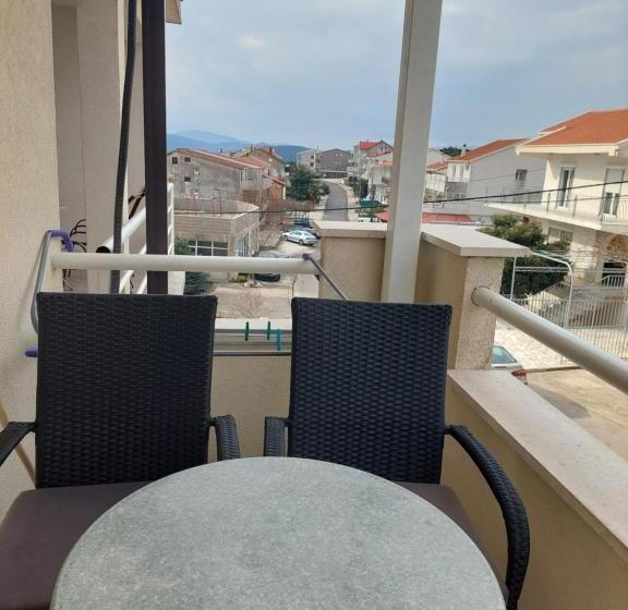 اتاق استاندارد سه تخته با بالکن, Royal Apartments