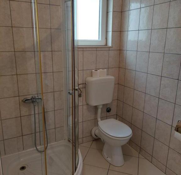 اتاق استاندارد سه تخته با بالکن, Royal Apartments