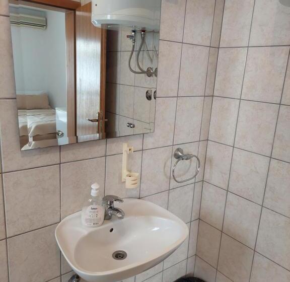 اتاق استاندارد سه تخته با بالکن, Royal Apartments