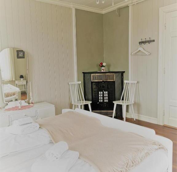 스탠다드 트리플 룸, Sakrisøy Gjestegård   Manor House In Sakrisøy   Solbakken Anno 1880