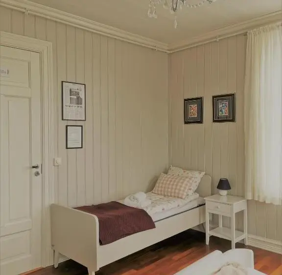 スタンダードトリプルルーム, Sakrisøy Gjestegård   Manor House In Sakrisøy   Solbakken Anno 1880