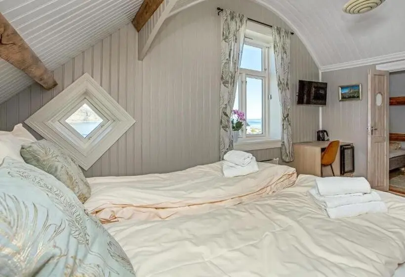 オーシャンビューのデラックストリプルルーム, Sakrisøy Gjestegård   Manor House In Sakrisøy   Solbakken Anno 1880