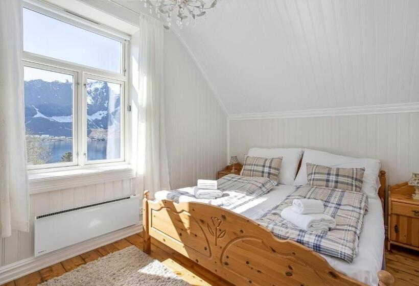 Superior Kamer met Uitzicht op Zee, Sakrisøy Gjestegård   Manor House In Sakrisøy   Solbakken Anno 1880