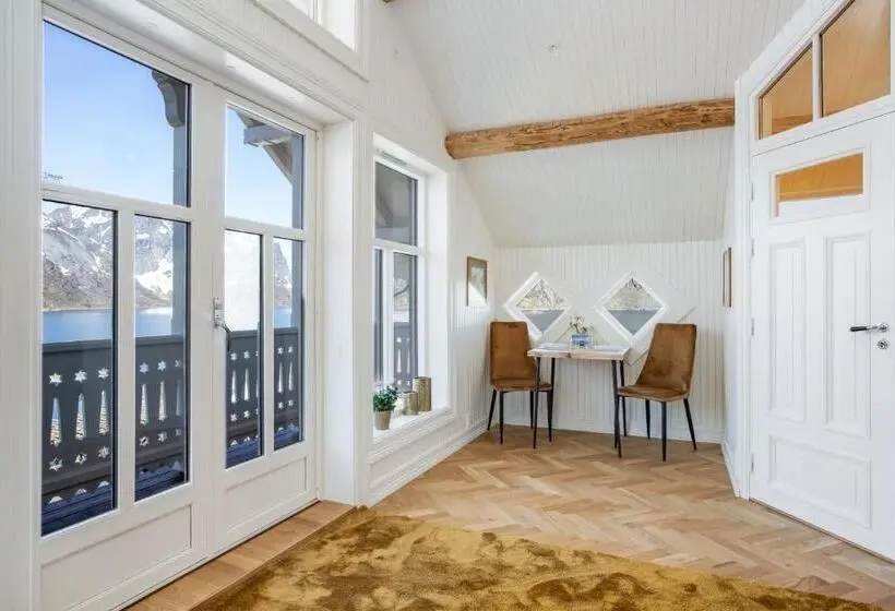オーシャンビューデラックススイート, Sakrisøy Gjestegård   Manor House In Sakrisøy   Solbakken Anno 1880
