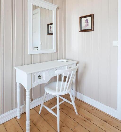 스탠다드 룸, Sakrisøy Gjestegård   Manor House In Sakrisøy   Solbakken Anno 1880