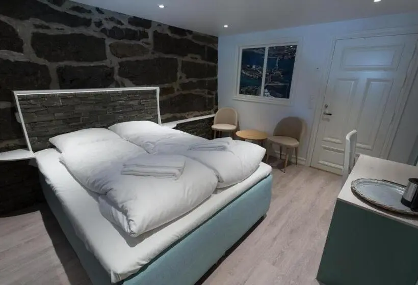 キングサイズベッドのスタンダードルーム, Sakrisøy Gjestegård   Manor House In Sakrisøy   Solbakken Anno 1880