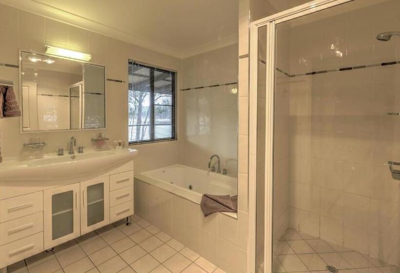 Апартаменты 3 Спальни, Sommerville Valley Tourist Park & Resort