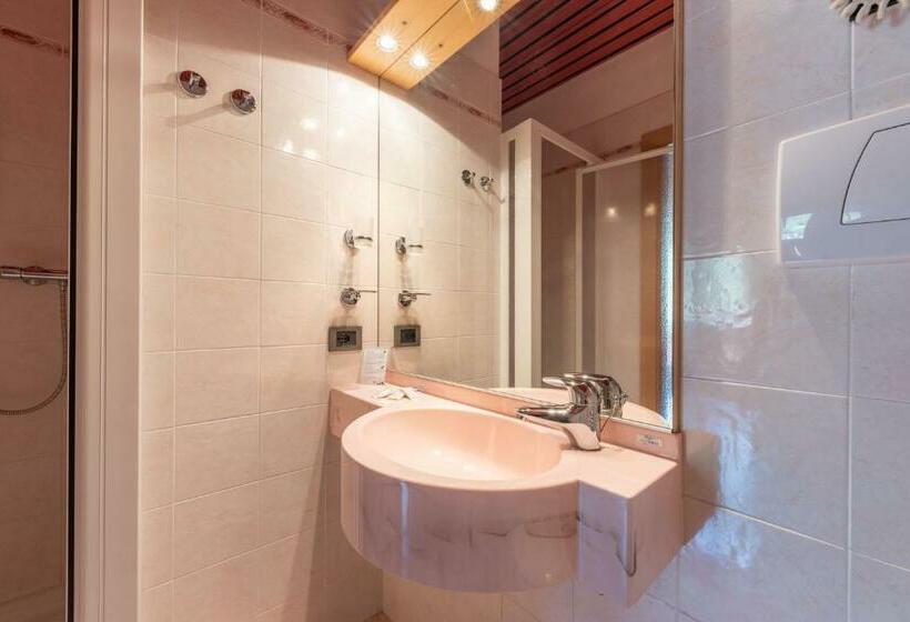 חדר דלוקס לשלושה, Ghezzi