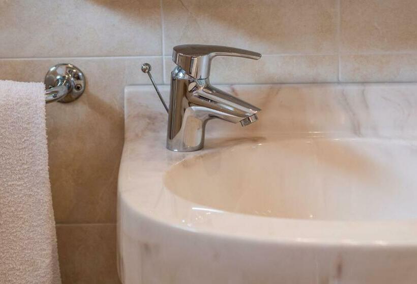 חדר דלוקס לארבעה, Ghezzi