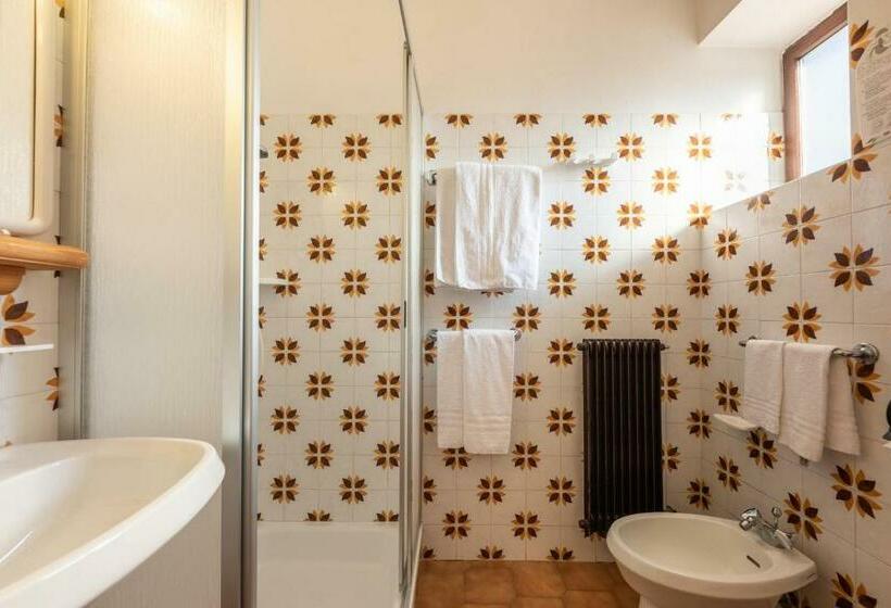 חדר סטנדרט לארבעה, Ghezzi