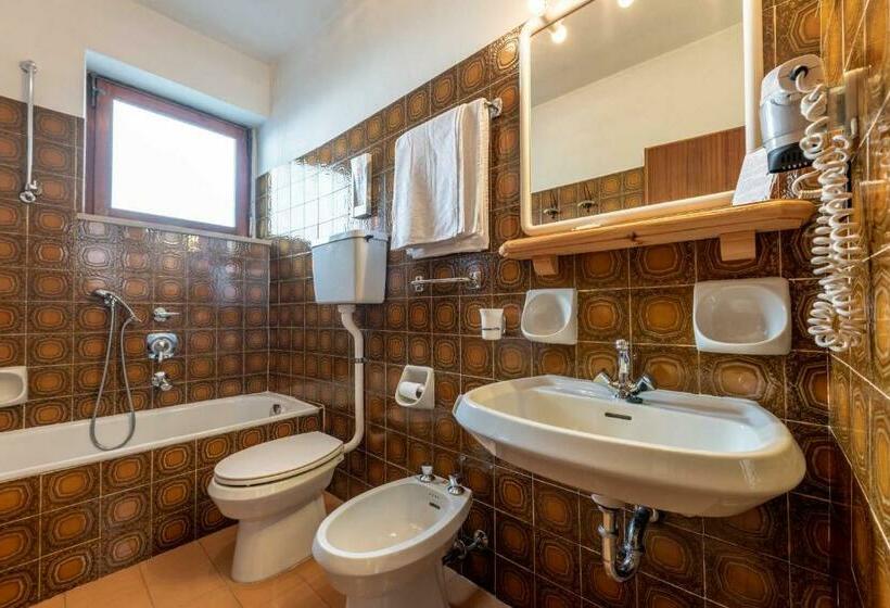 חדר סופריור לארבעה, Ghezzi