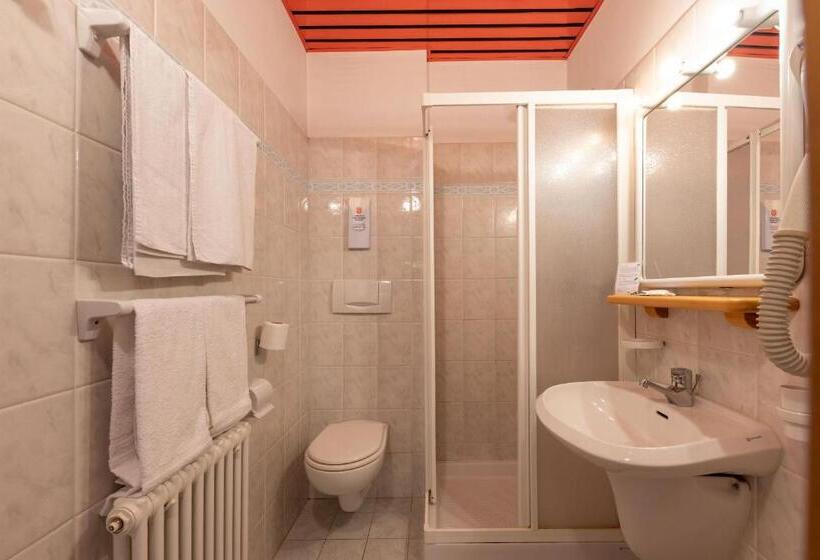 חדר דלוקס לשלושה, Ghezzi