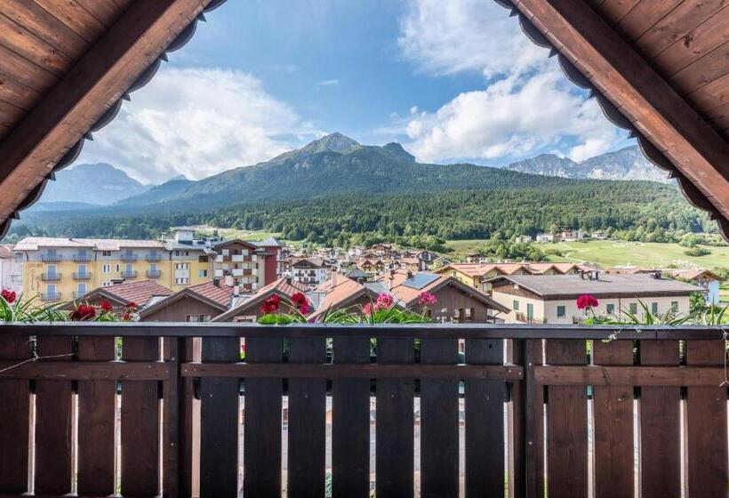 חדר דלוקס לשלושה, Ghezzi