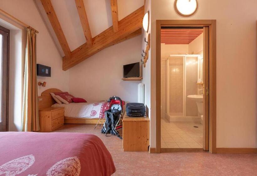 חדר דלוקס לשלושה, Ghezzi