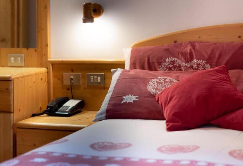 חדר דלוקס לשלושה, Ghezzi