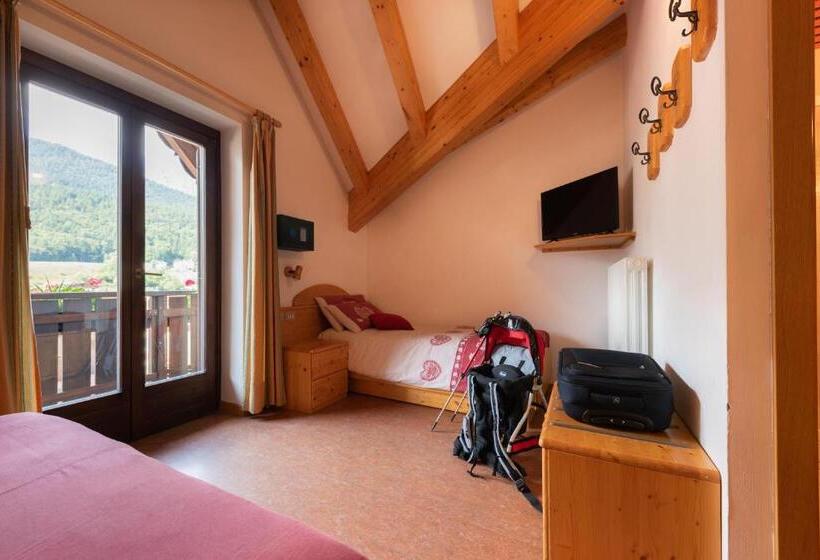 חדר דלוקס לשלושה, Ghezzi