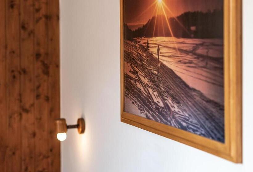 חדר סטנדרט לשלושה, Ghezzi