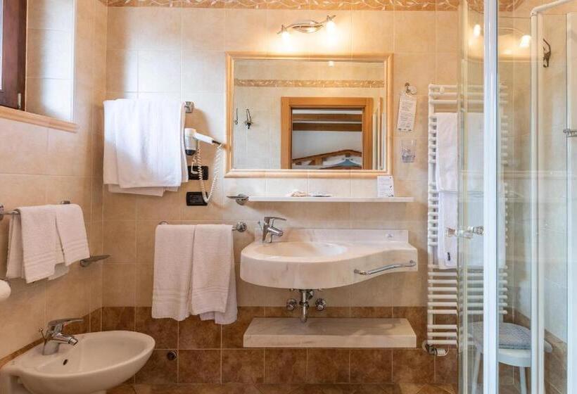 חדר דלוקס לארבעה, Ghezzi