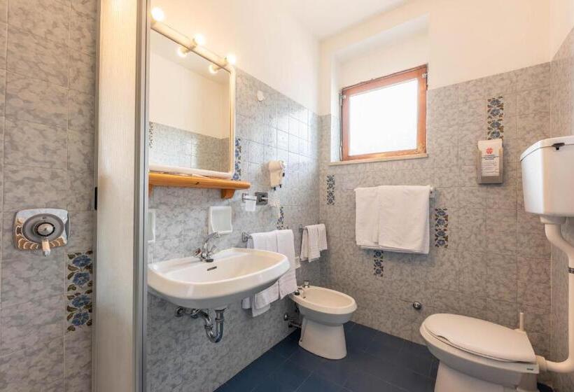 חדר סופריור לארבעה, Ghezzi