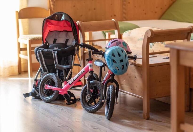 חדר משפחתי, Ghezzi