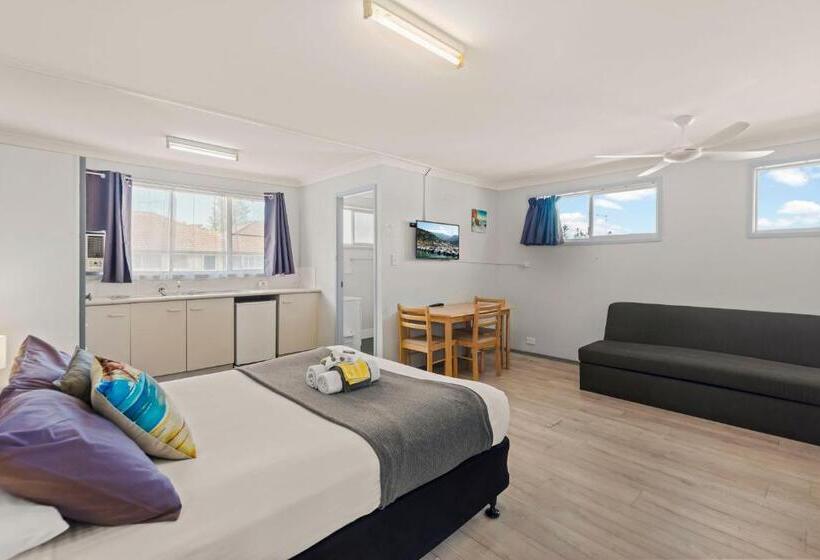 חדר משפחתי, Pacific Motor Inn