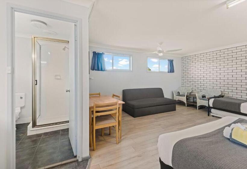 חדר משפחתי, Pacific Motor Inn