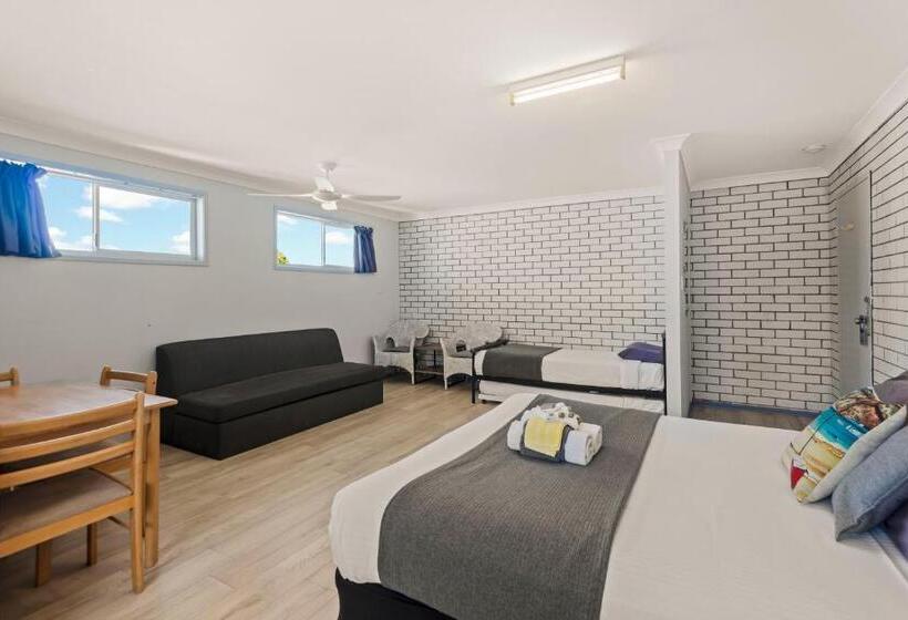 חדר משפחתי, Pacific Motor Inn