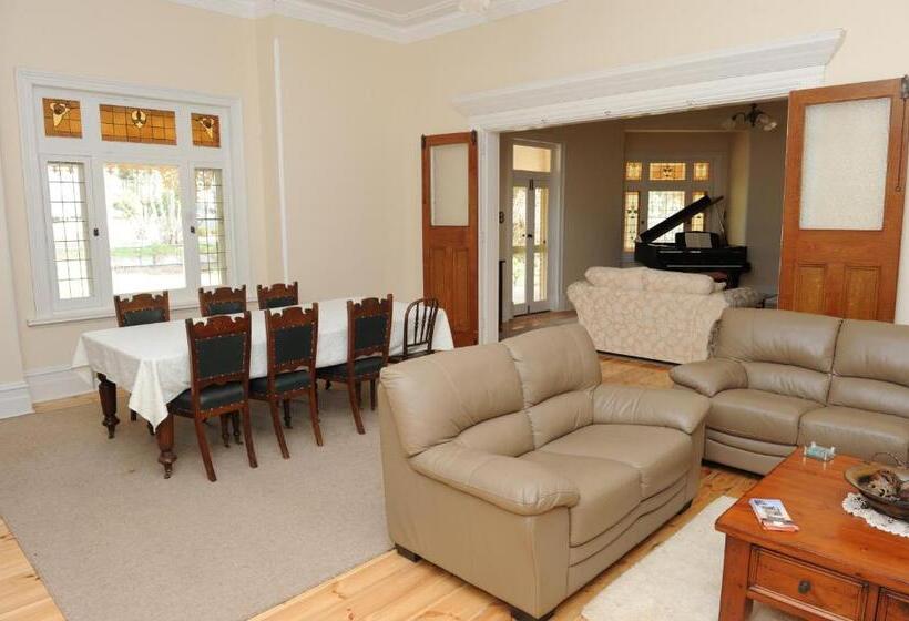 בית, 4 חדרי שינה, Cockburn House