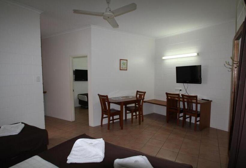 ファミリールーム, Colonial Rose Motel