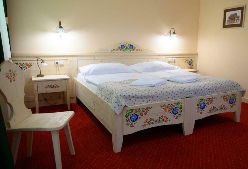 标准间, Julianin Dvor