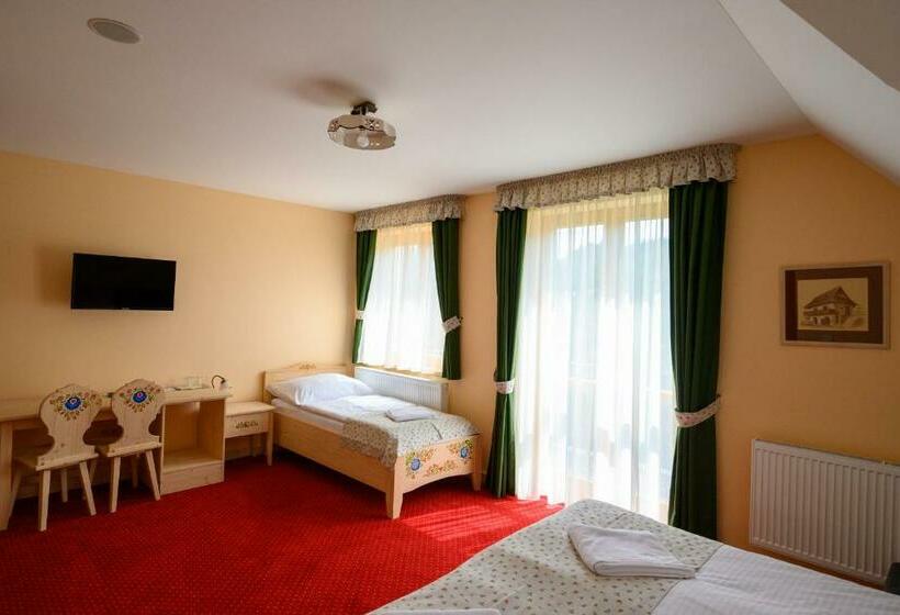 标准三人间, Julianin Dvor