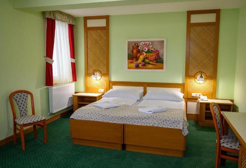 标准间, Julianin Dvor