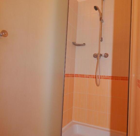 标准间, Julianin Dvor