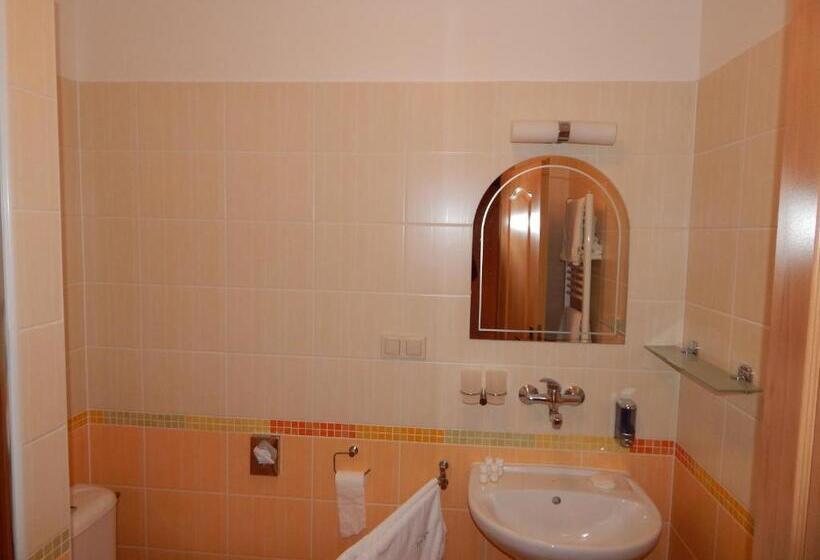 标准间, Julianin Dvor