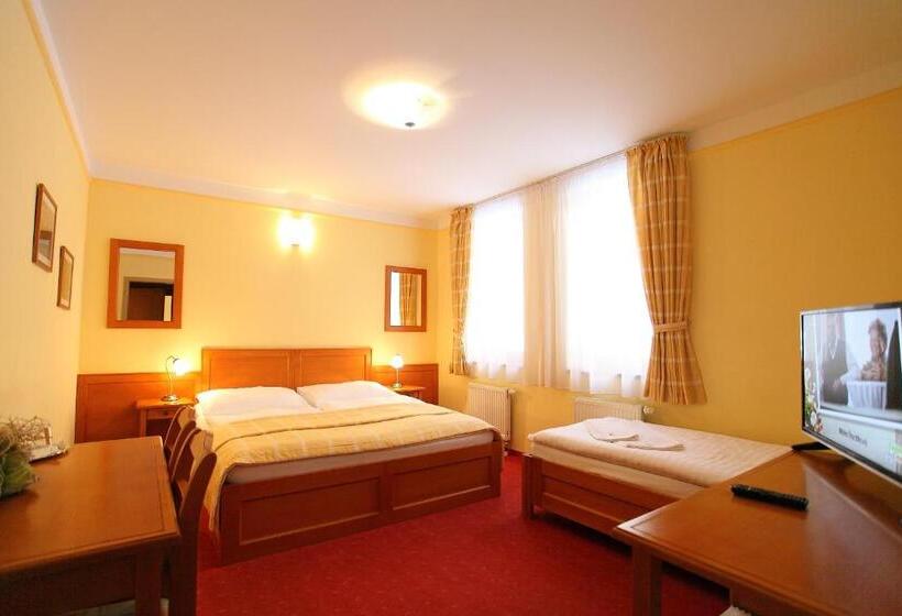 标准三人间, Julianin Dvor