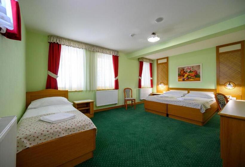 标准三人间, Julianin Dvor