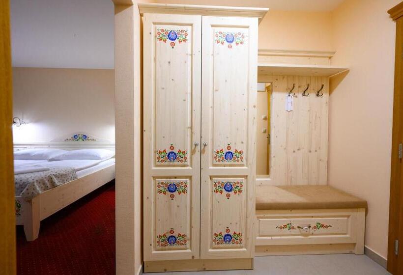 带阳台的三人标准间, Julianin Dvor