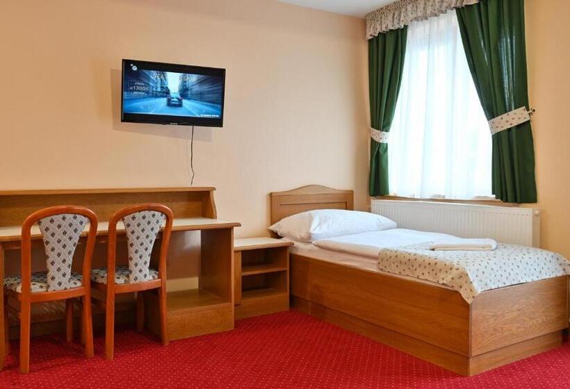 豪华三人间, Julianin Dvor