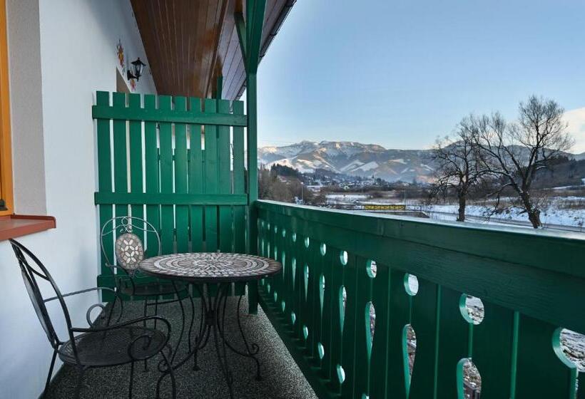 豪华三人间, Julianin Dvor