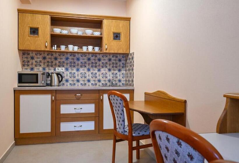 豪华三人间, Julianin Dvor