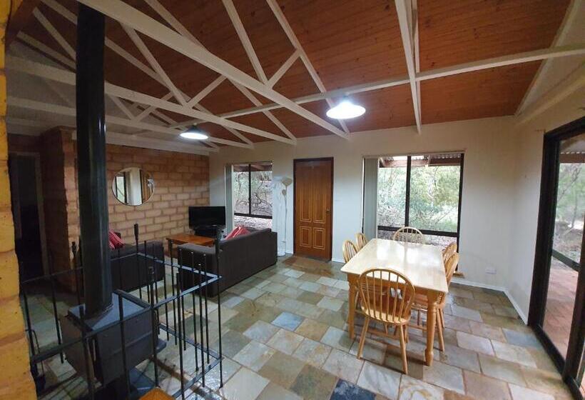 오두막, Little River Farm Cottages